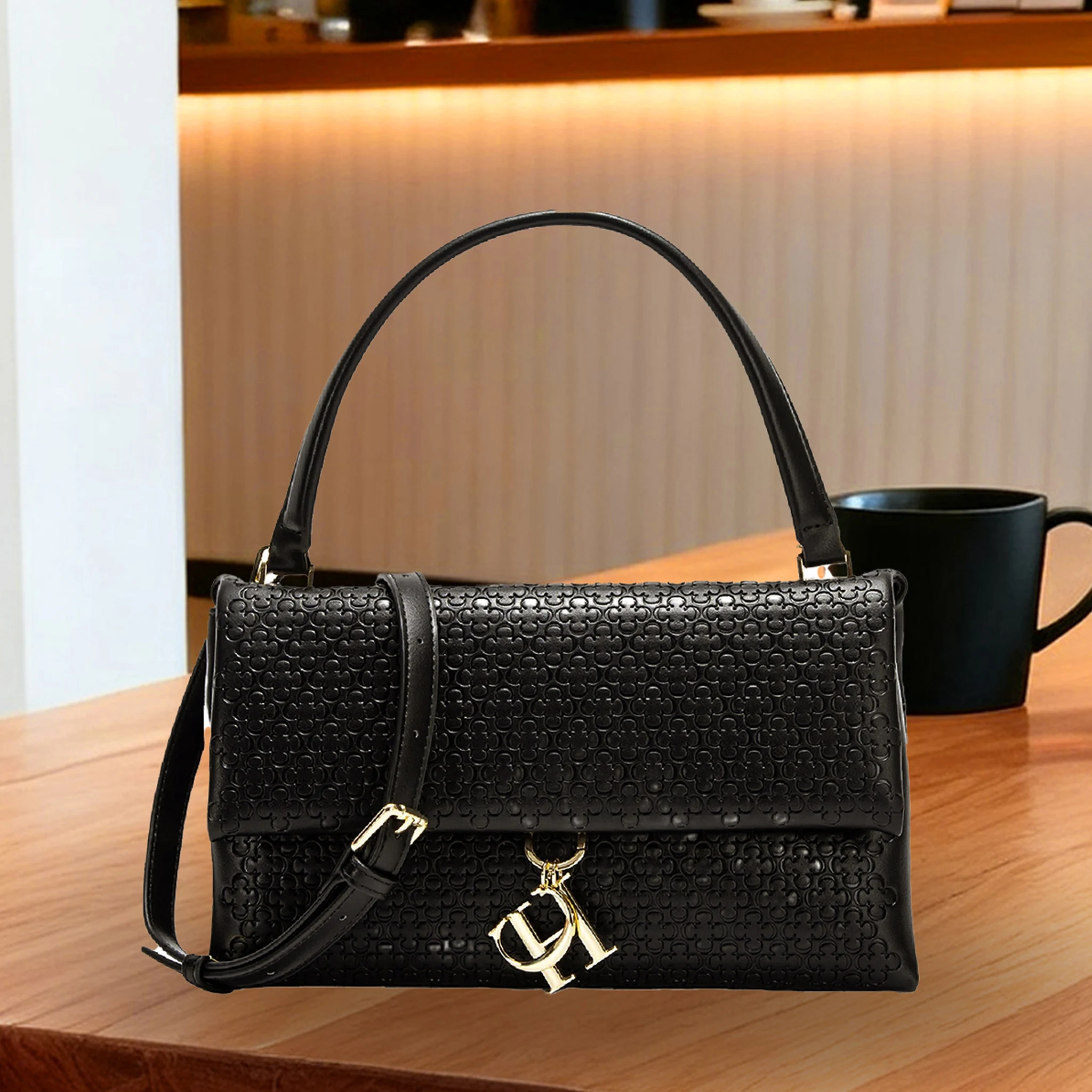 Women Bags Premium Brands - エレガントなハンドバッグ、モノグラム型押しメタルブランドペンダント、トップハンドル、フラップ開閉、しっかりとしたシルエット、プレミアムな職人技