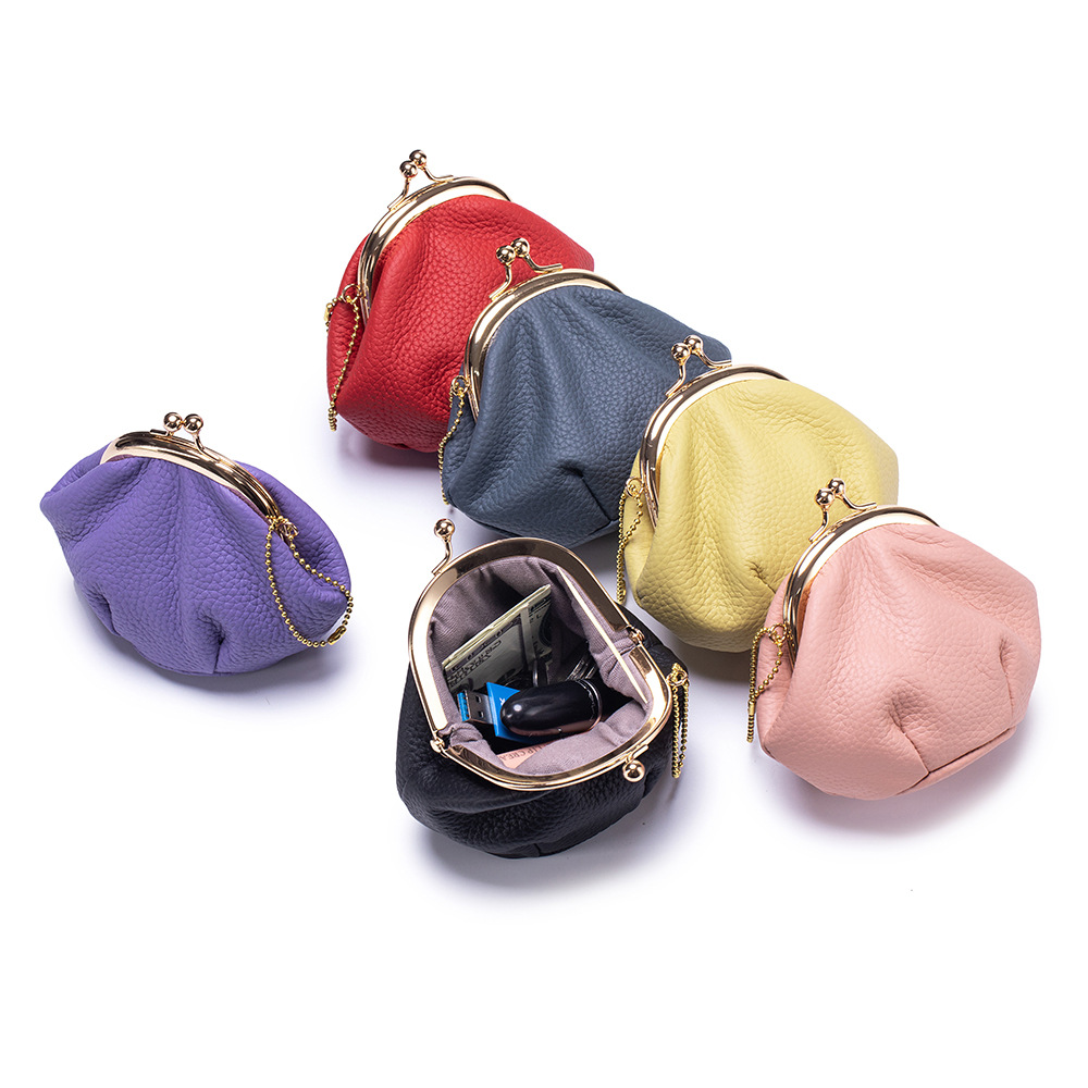 トップグレインペブルドレザーのキスロック式小銭入れ、ゴールド - Women Bags Premium Brands のレビューと価格