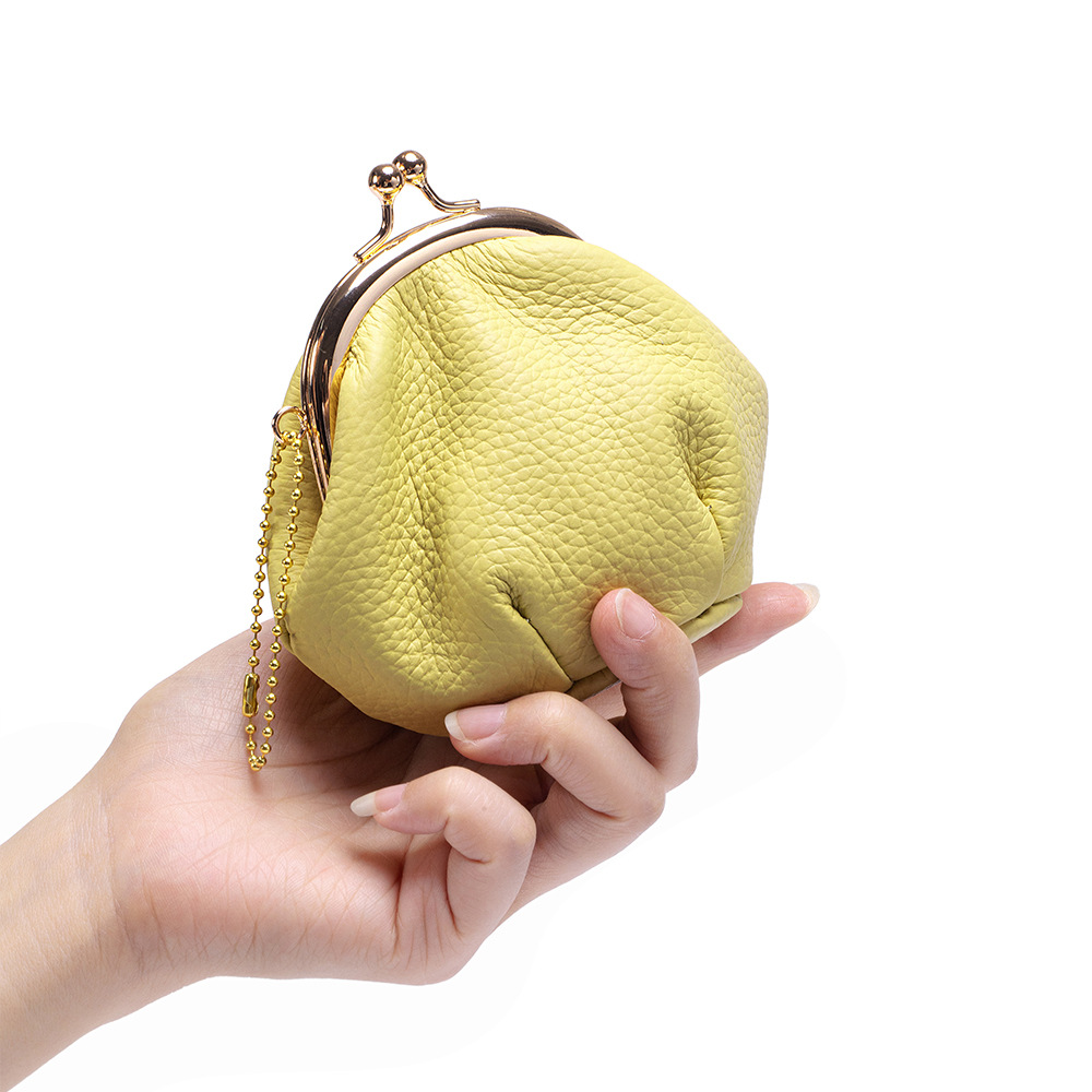 トップグレインペブルドレザーのキスロック式小銭入れ、ゴールド - Women Bags Premium Brands のレビューと価格