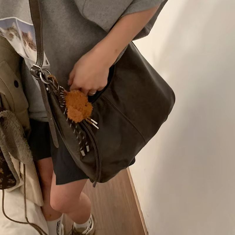 女性用ヴィンテージ大容量アンダーアームバッグ：柔らかく、耐久 - Women Bags Leather のレビューと価格