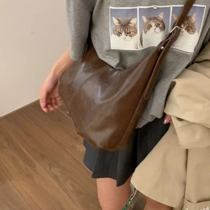 女性用ヴィンテージ大容量アンダーアームバッグ：柔らかく、耐久 - Women Bags Leather のレビューと価格